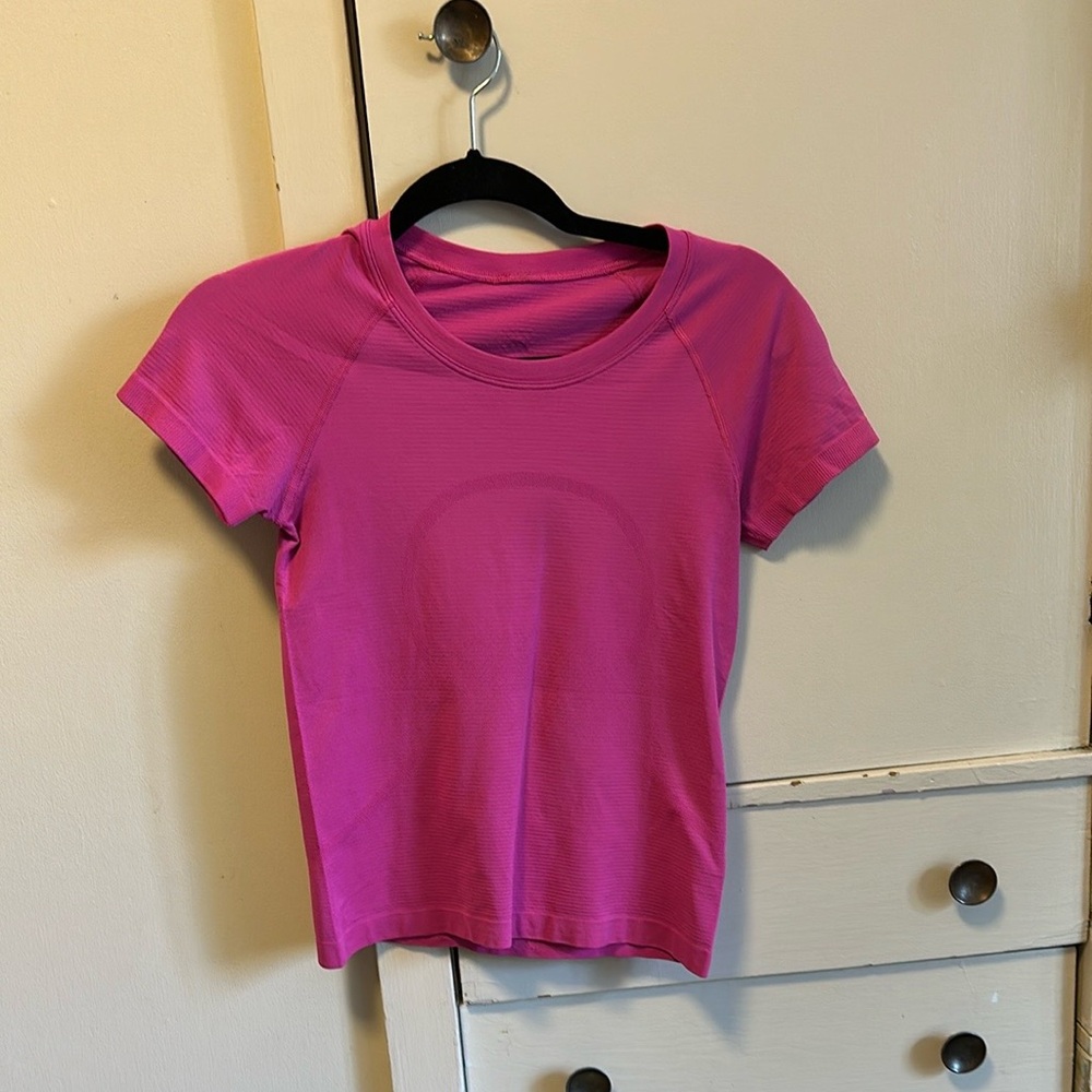Lululemon swiftly tech cropped sonic pink Tshirt